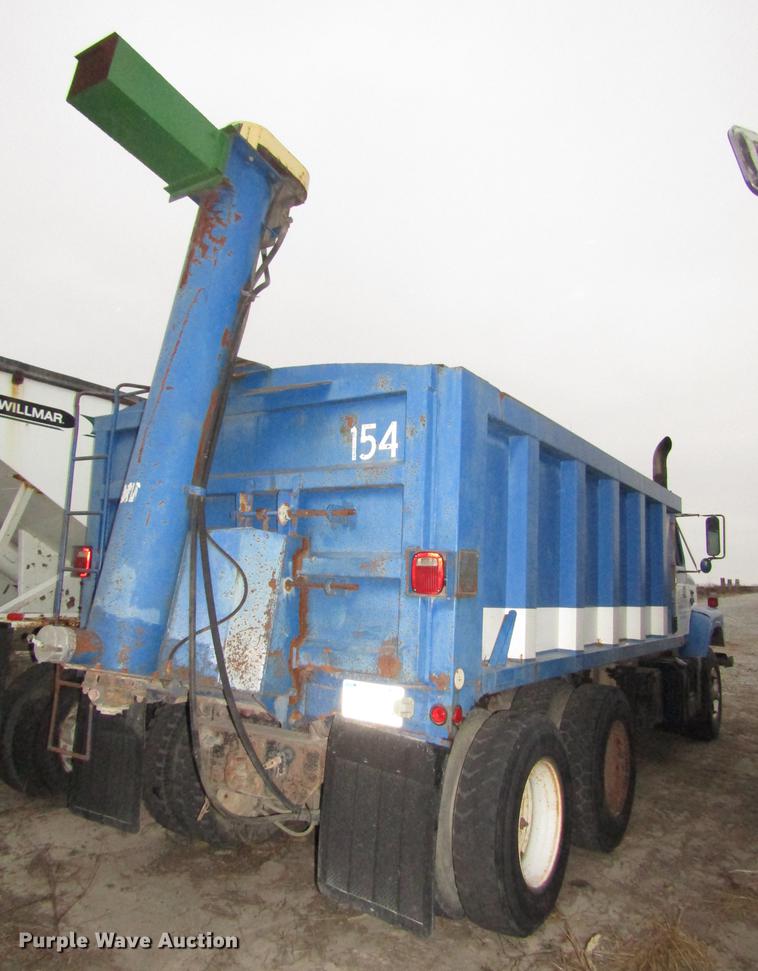 image for item DD2963 1981 International F2674 fertilizer truck