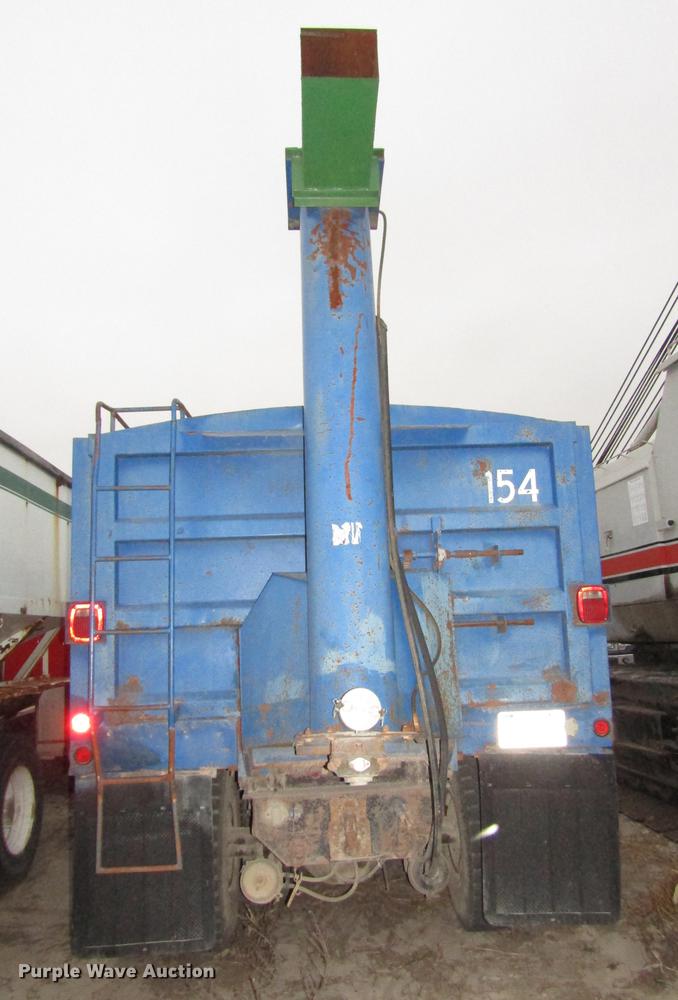 image for item DD2963 1981 International F2674 fertilizer truck