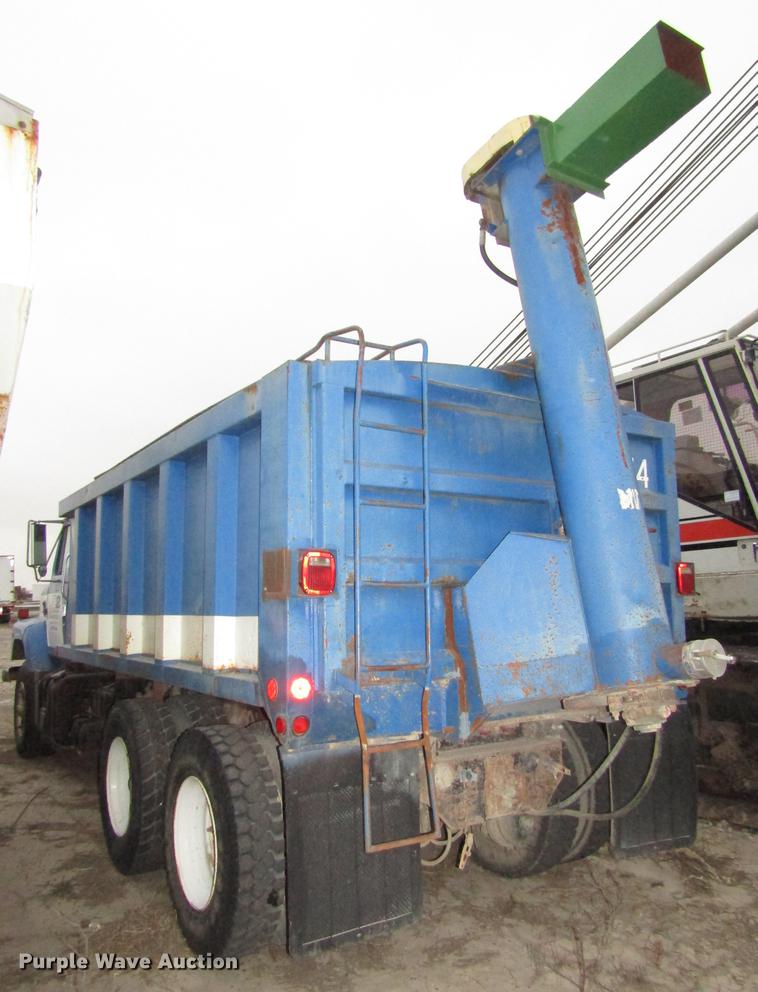 image for item DD2963 1981 International F2674 fertilizer truck