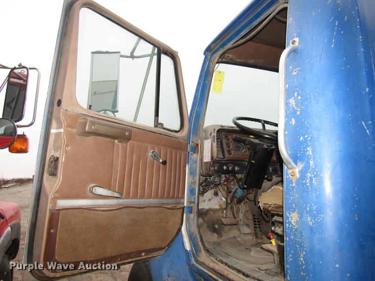 image for item DD2963 1981 International F2674 fertilizer truck