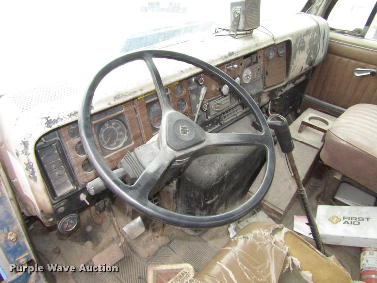 image for item DD2963 1981 International F2674 fertilizer truck