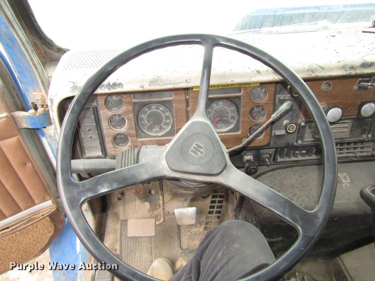 image for item DD2963 1981 International F2674 fertilizer truck