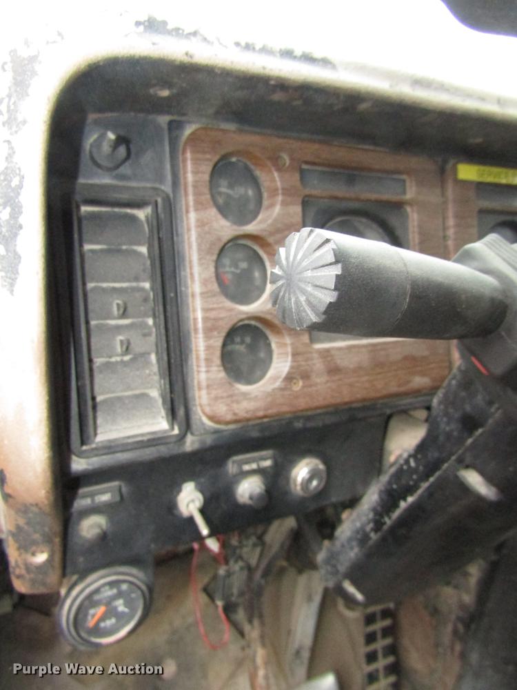 image for item DD2963 1981 International F2674 fertilizer truck