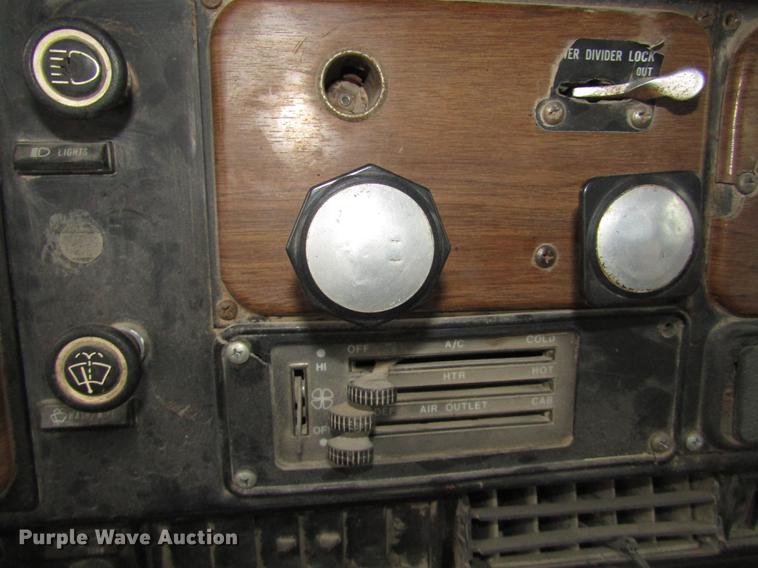 image for item DD2963 1981 International F2674 fertilizer truck