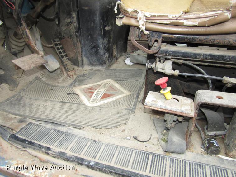 image for item DD2963 1981 International F2674 fertilizer truck