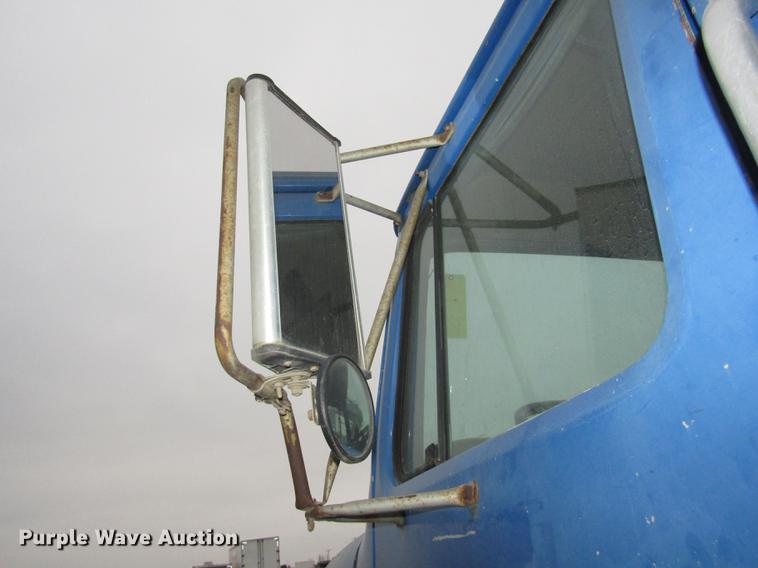 image for item DD2963 1981 International F2674 fertilizer truck