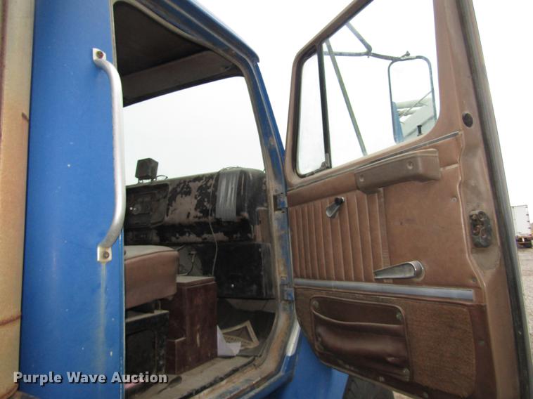 image for item DD2963 1981 International F2674 fertilizer truck