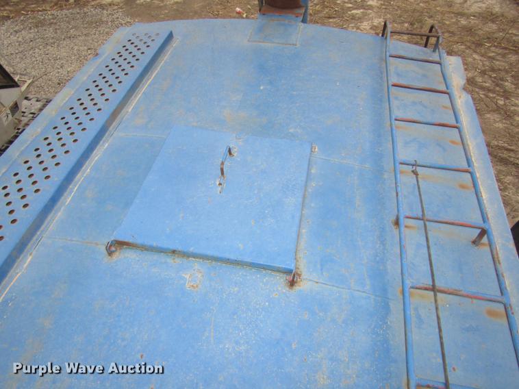 image for item DD2963 1981 International F2674 fertilizer truck