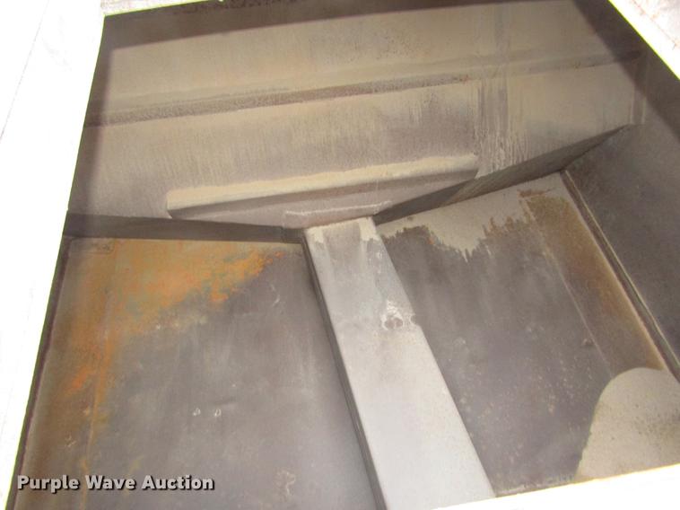 image for item DD2963 1981 International F2674 fertilizer truck