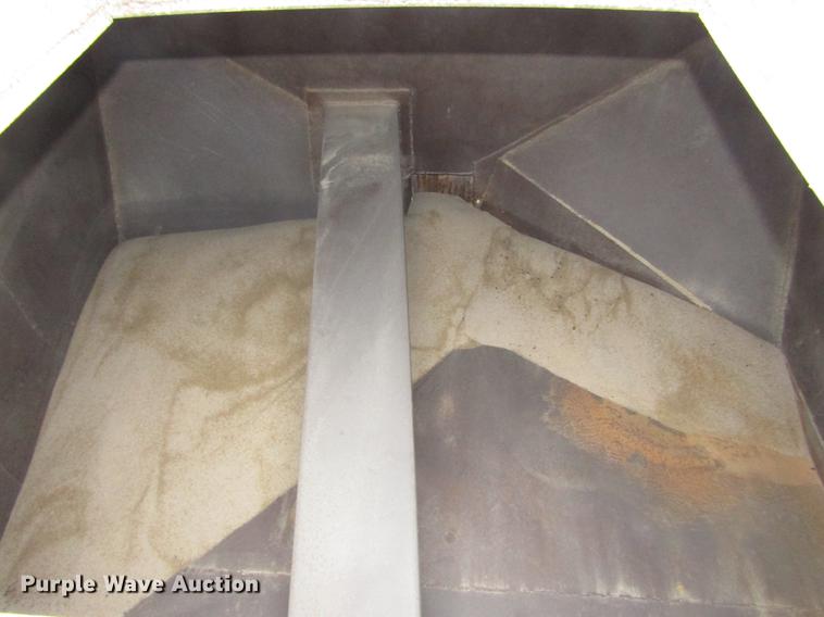 image for item DD2963 1981 International F2674 fertilizer truck