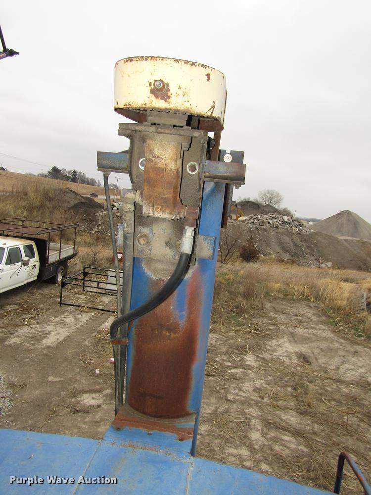 image for item DD2963 1981 International F2674 fertilizer truck