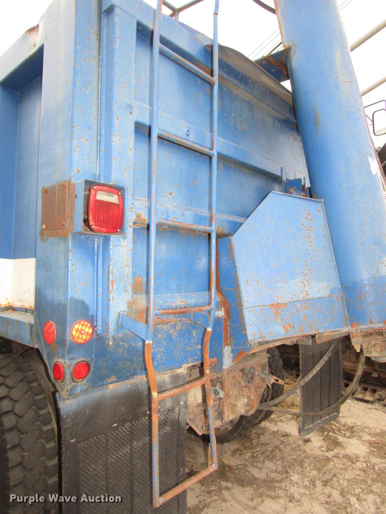 image for item DD2963 1981 International F2674 fertilizer truck