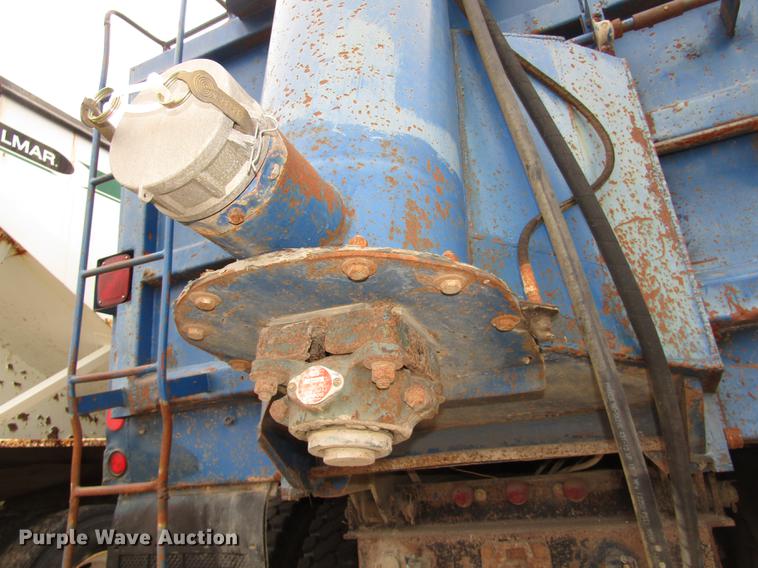 image for item DD2963 1981 International F2674 fertilizer truck