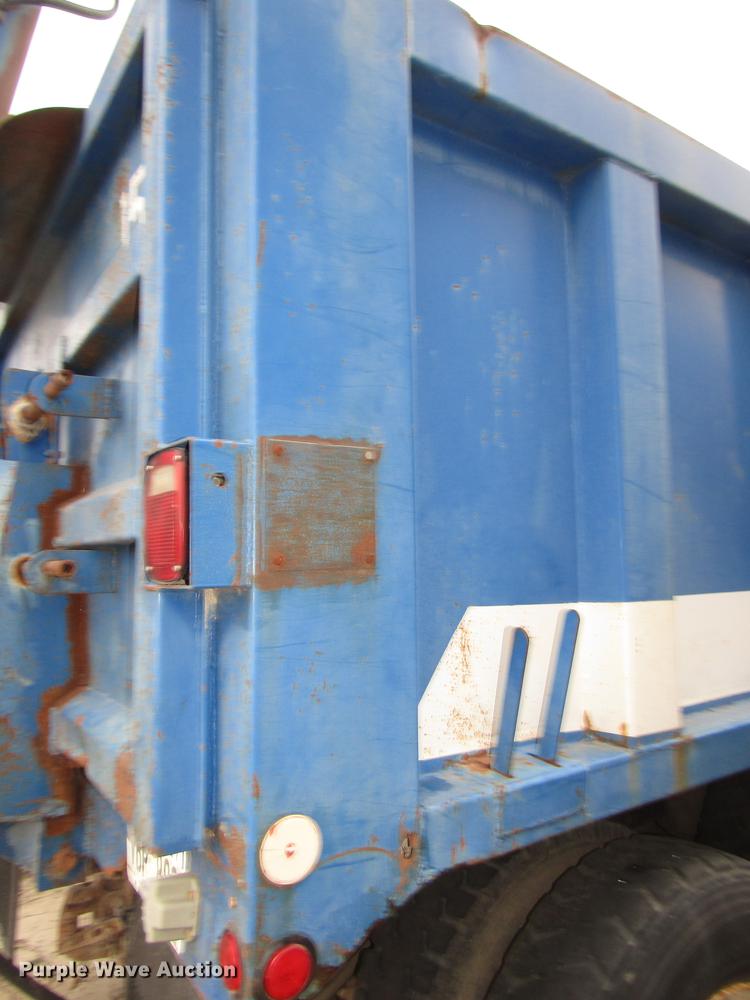 image for item DD2963 1981 International F2674 fertilizer truck