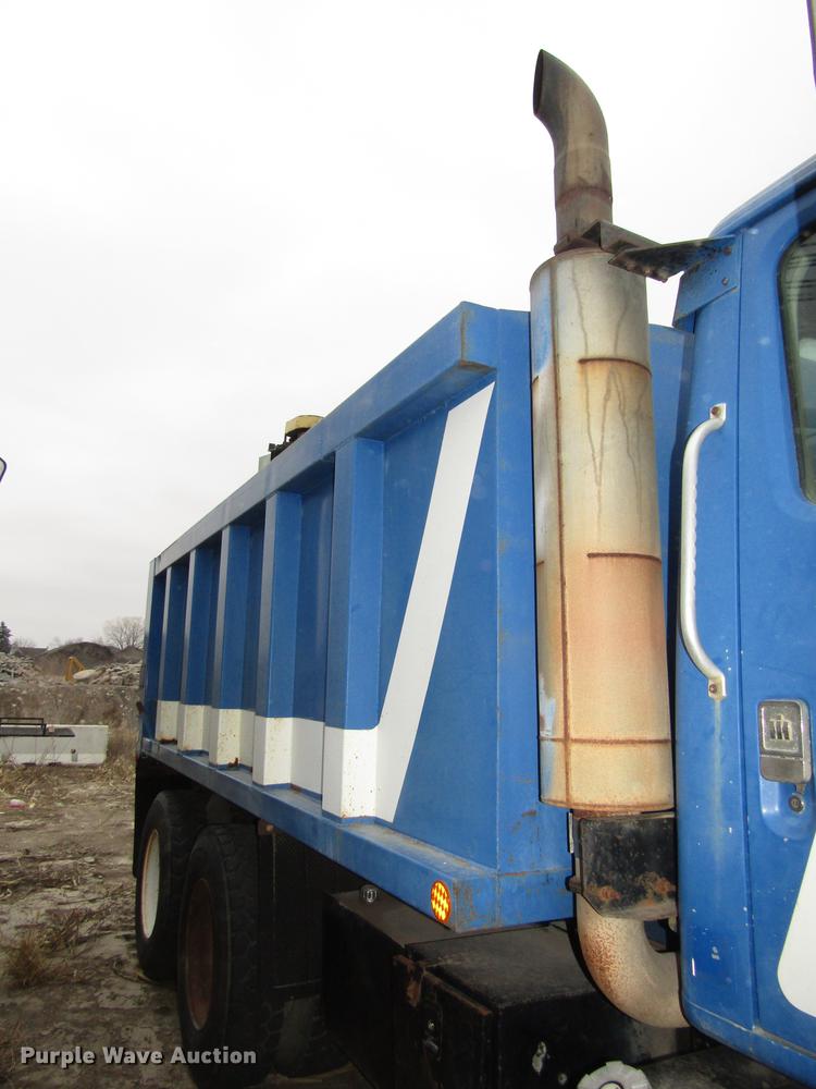 image for item DD2963 1981 International F2674 fertilizer truck