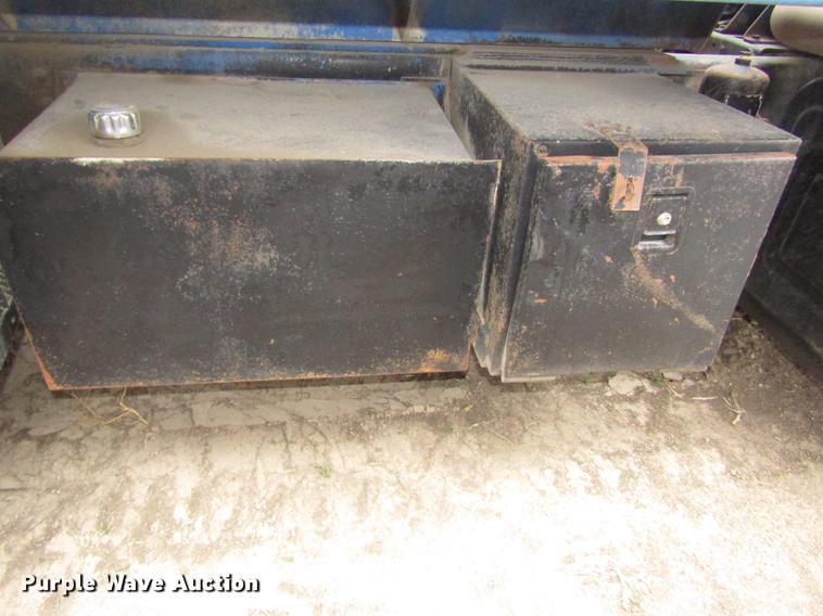 image for item DD2963 1981 International F2674 fertilizer truck