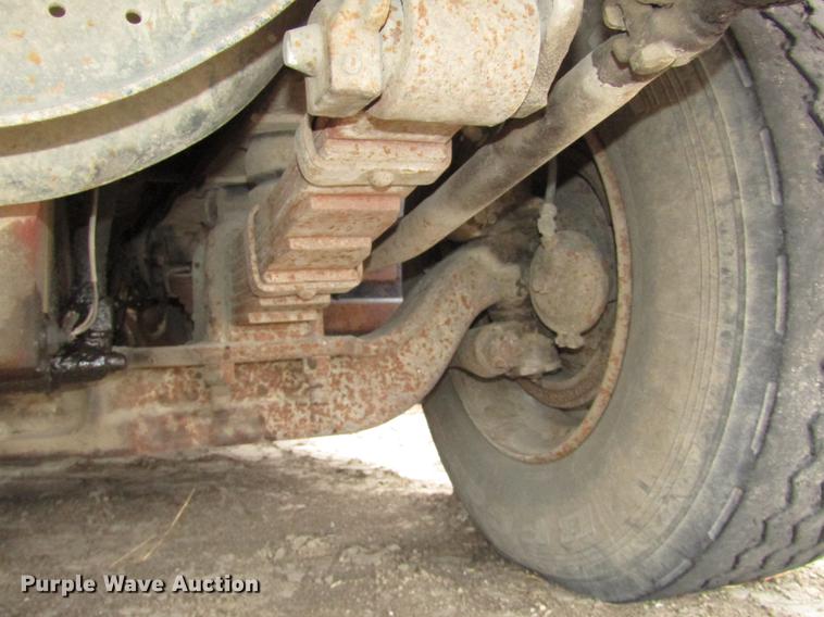 image for item DD2963 1981 International F2674 fertilizer truck