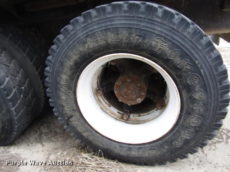 image for item DD2963 1981 International F2674 fertilizer truck