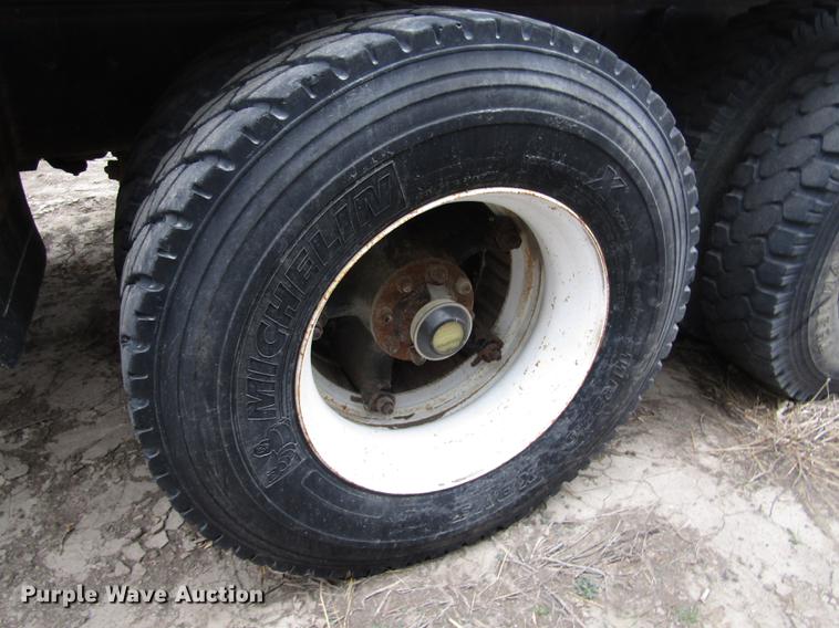 image for item DD2963 1981 International F2674 fertilizer truck