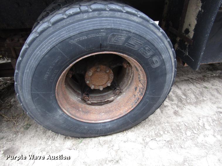 image for item DD2963 1981 International F2674 fertilizer truck