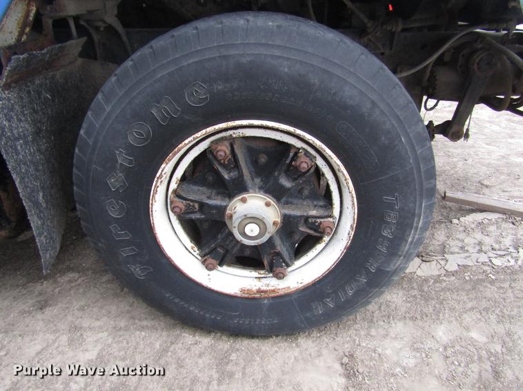 image for item DD2963 1981 International F2674 fertilizer truck