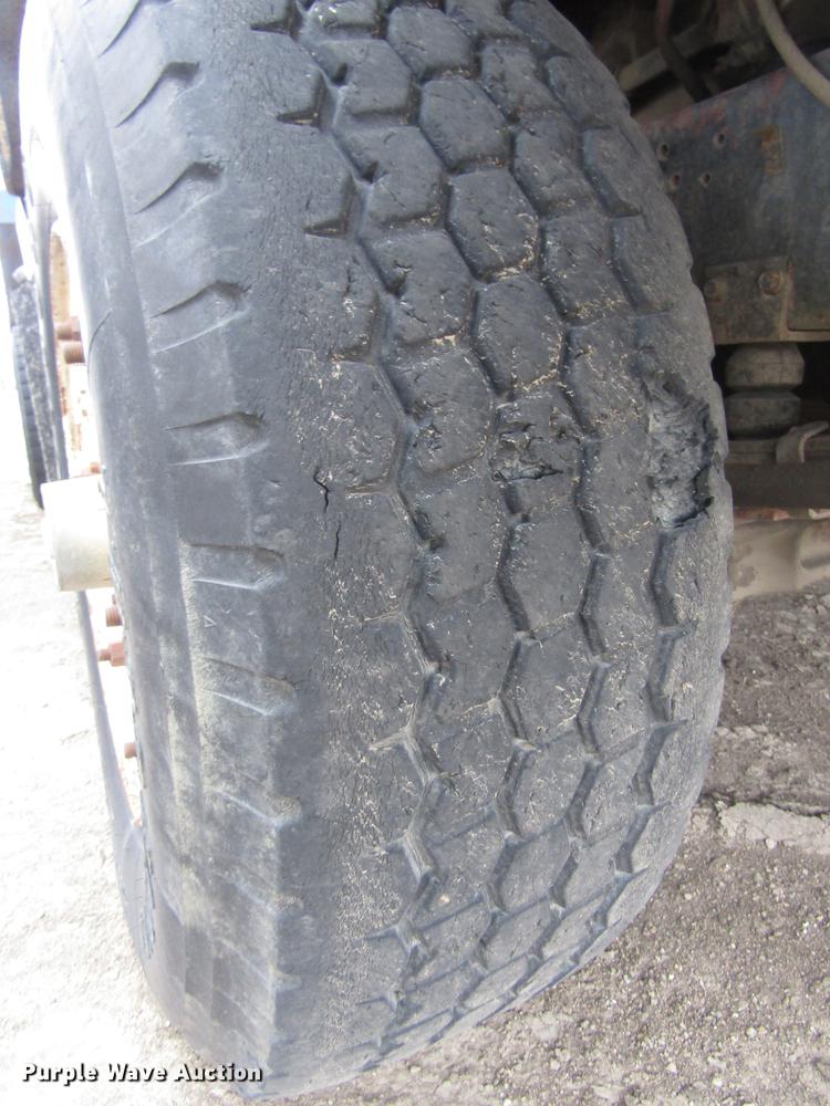 image for item DD2963 1981 International F2674 fertilizer truck