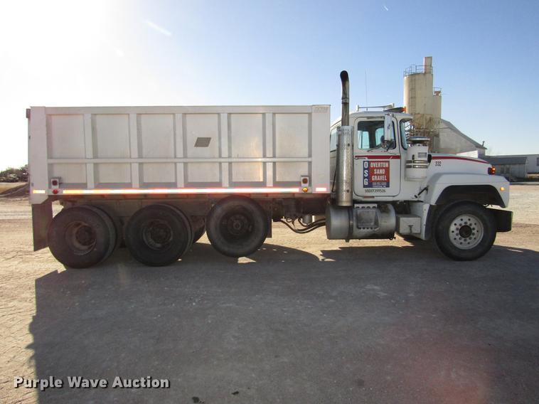 image for item DD2972 1995 Mack RD688S dump truck