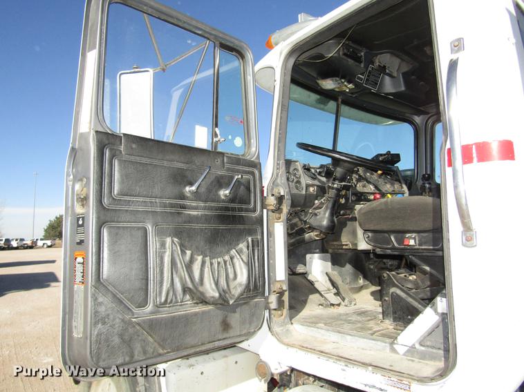 image for item DD2972 1995 Mack RD688S dump truck