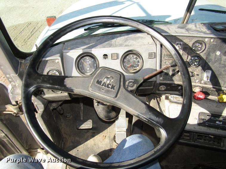 image for item DD2972 1995 Mack RD688S dump truck