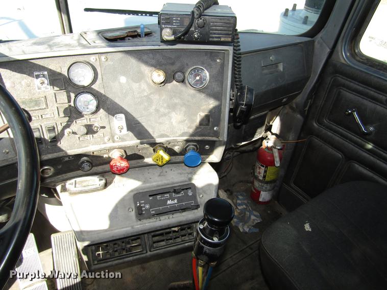 image for item DD2972 1995 Mack RD688S dump truck