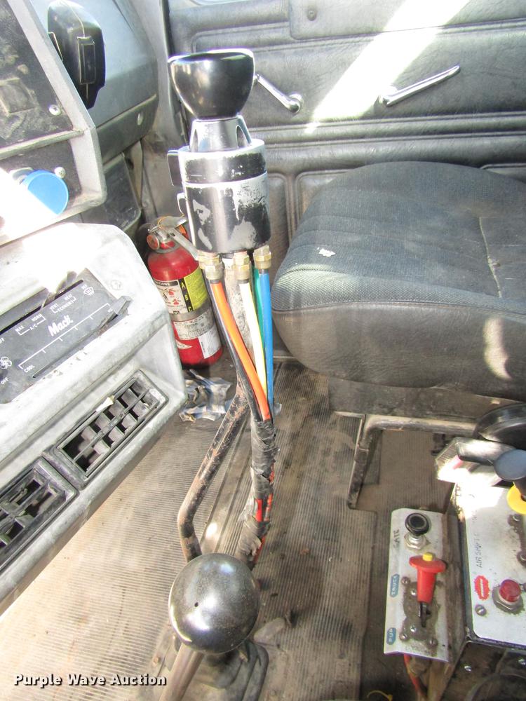 image for item DD2972 1995 Mack RD688S dump truck