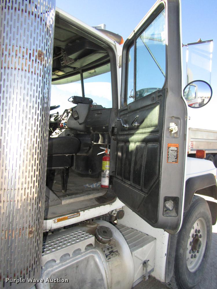 image for item DD2972 1995 Mack RD688S dump truck