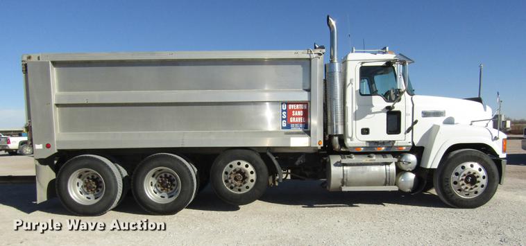 image for item DD2973 2005 Mack CHN613 dump truck