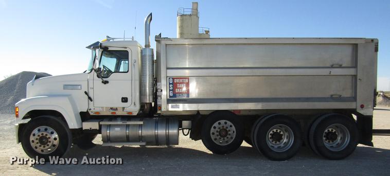 image for item DD2973 2005 Mack CHN613 dump truck