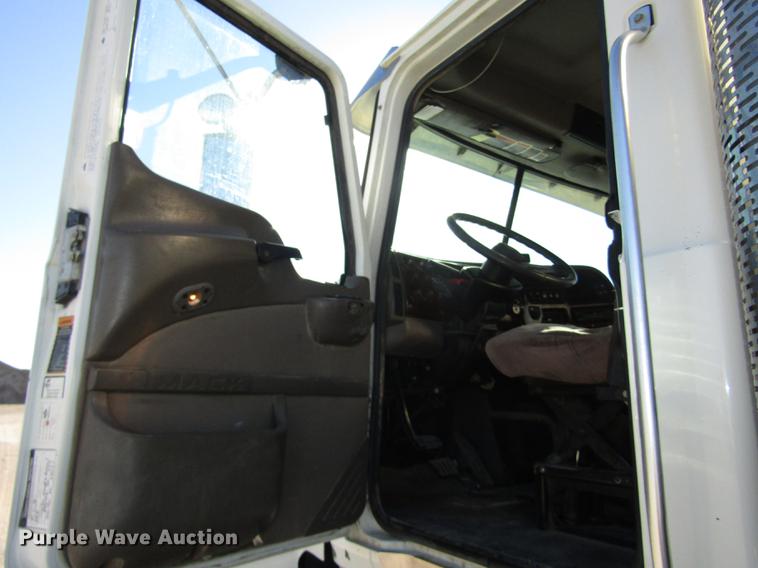 image for item DD2973 2005 Mack CHN613 dump truck