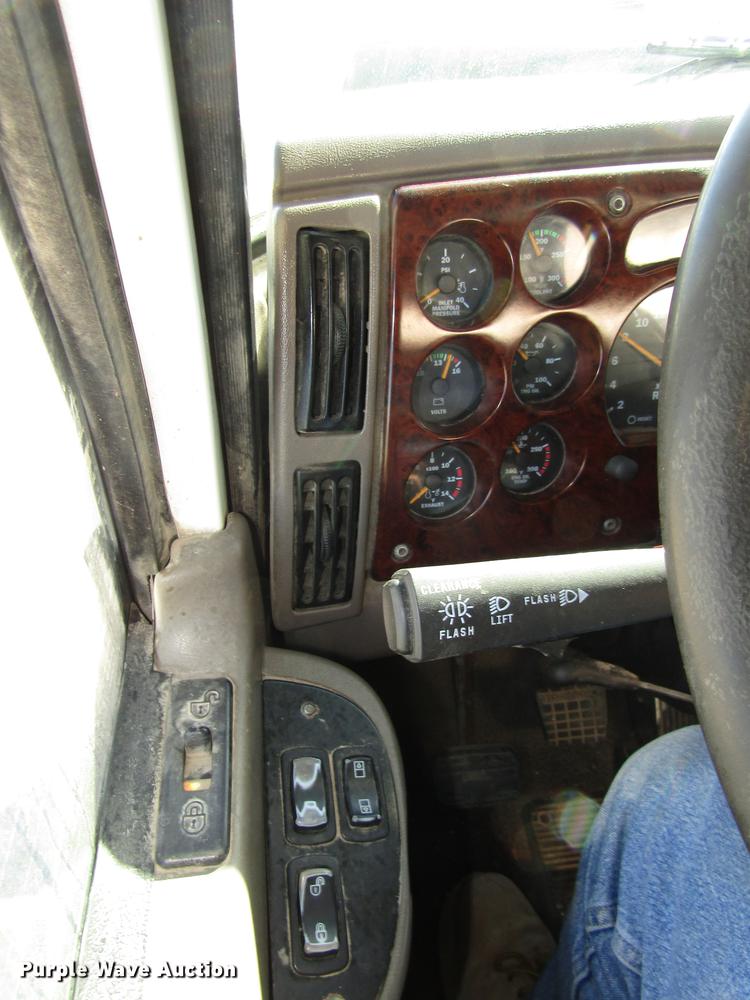 image for item DD2973 2005 Mack CHN613 dump truck