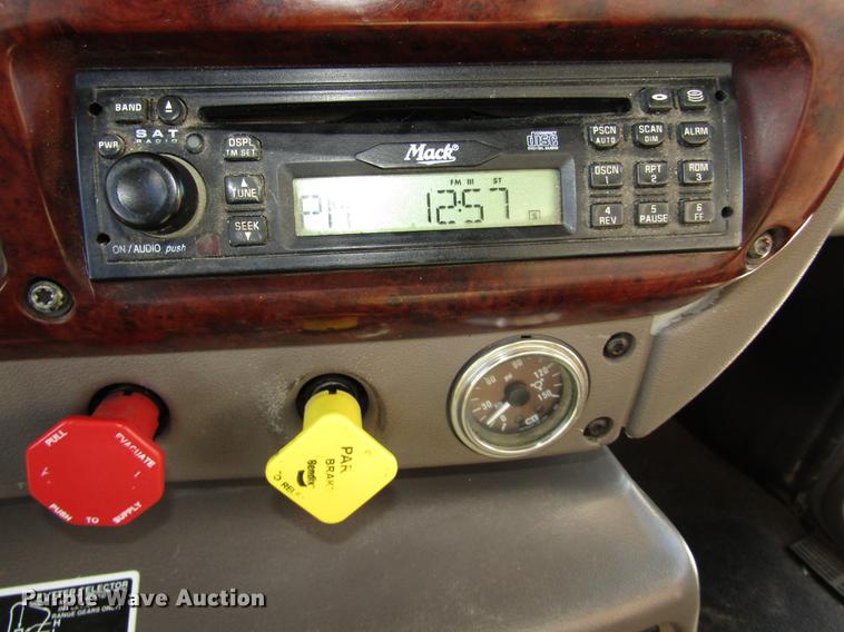 image for item DD2973 2005 Mack CHN613 dump truck