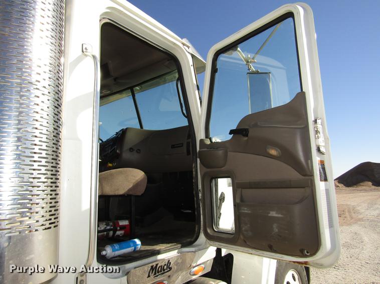 image for item DD2973 2005 Mack CHN613 dump truck