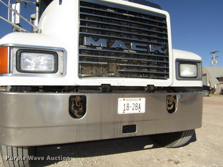 image for item DD2973 2005 Mack CHN613 dump truck