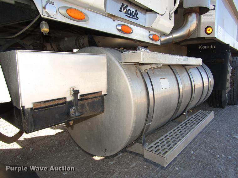 image for item DD2973 2005 Mack CHN613 dump truck