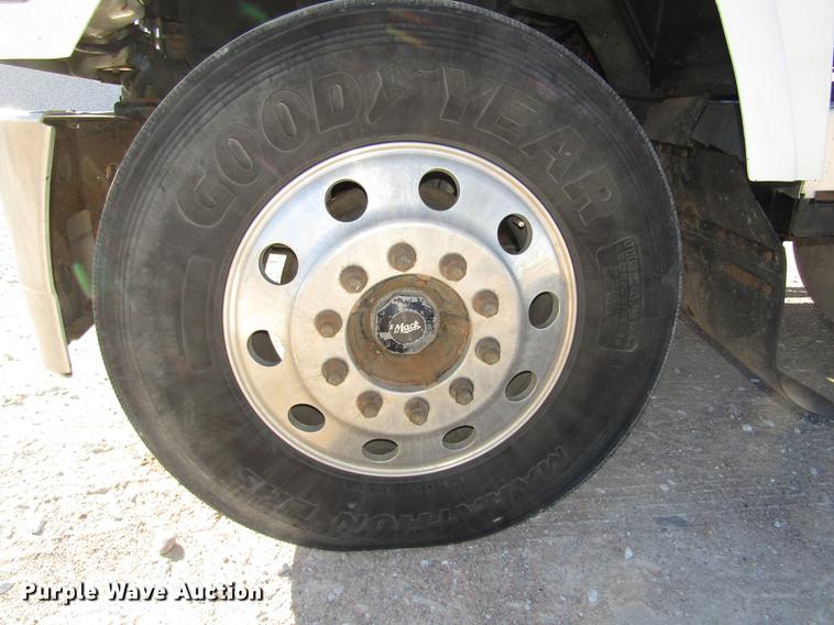 image for item DD2973 2005 Mack CHN613 dump truck