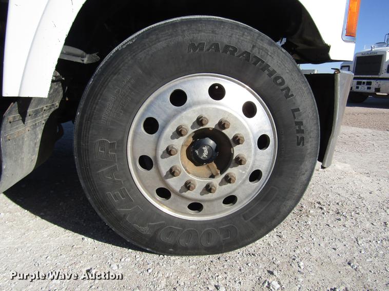 image for item DD2973 2005 Mack CHN613 dump truck