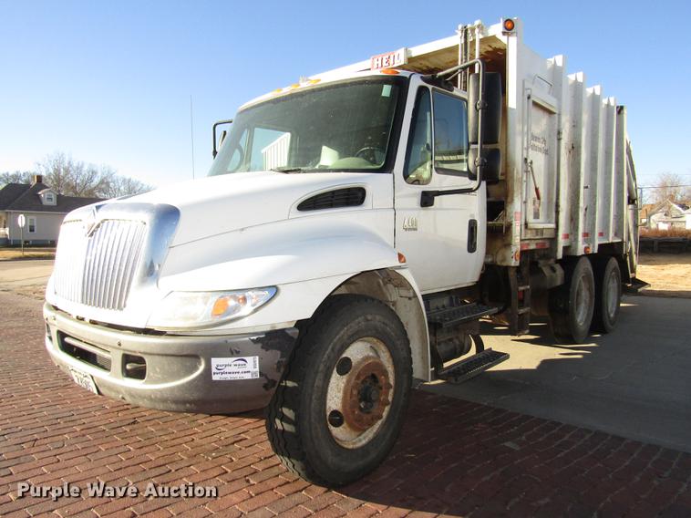 image for item DD2975 2004 International DuraStar 4400 refuse truck