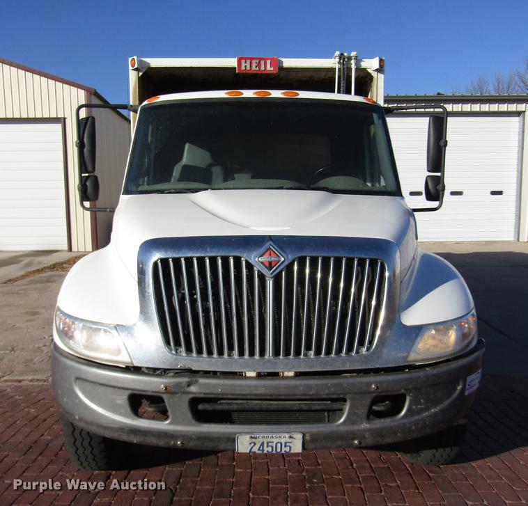 image for item DD2975 2004 International DuraStar 4400 refuse truck
