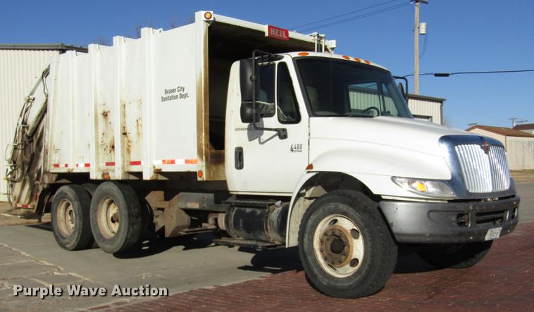 image for item DD2975 2004 International DuraStar 4400 refuse truck