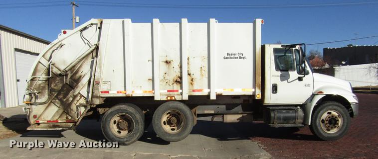 image for item DD2975 2004 International DuraStar 4400 refuse truck