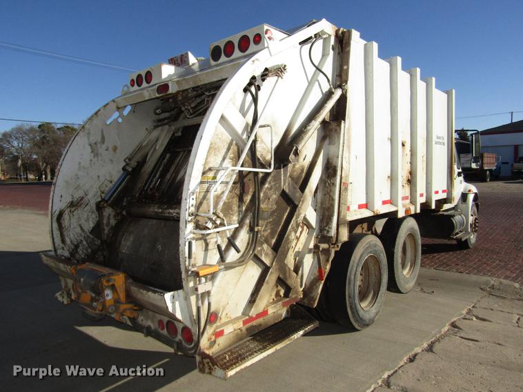 image for item DD2975 2004 International DuraStar 4400 refuse truck