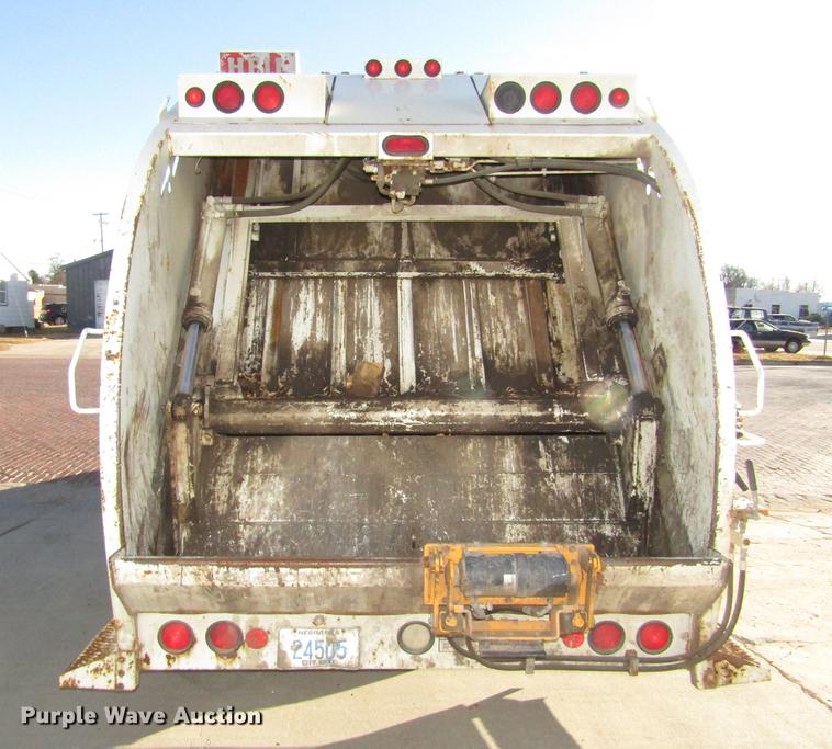 image for item DD2975 2004 International DuraStar 4400 refuse truck
