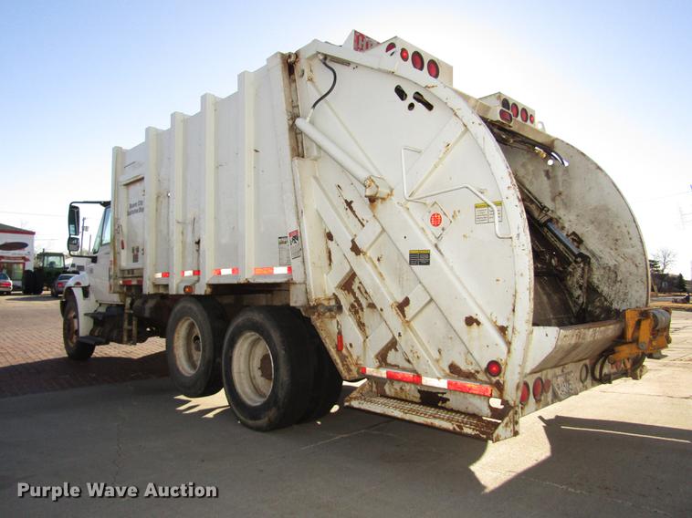 image for item DD2975 2004 International DuraStar 4400 refuse truck