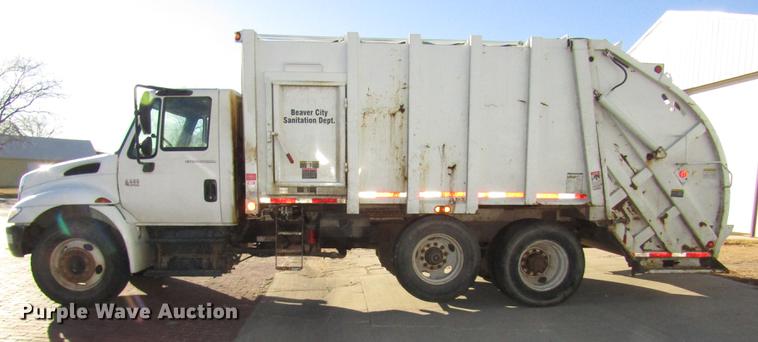 image for item DD2975 2004 International DuraStar 4400 refuse truck